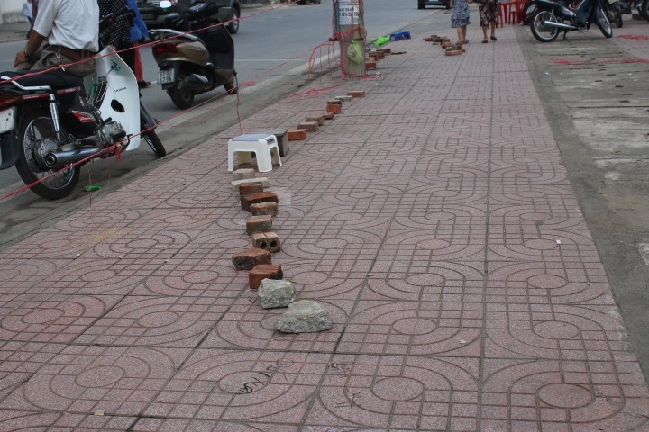 nguoi dan thuc trang dem dat gach dat ghe mua ve xem chung ket bong chuyen