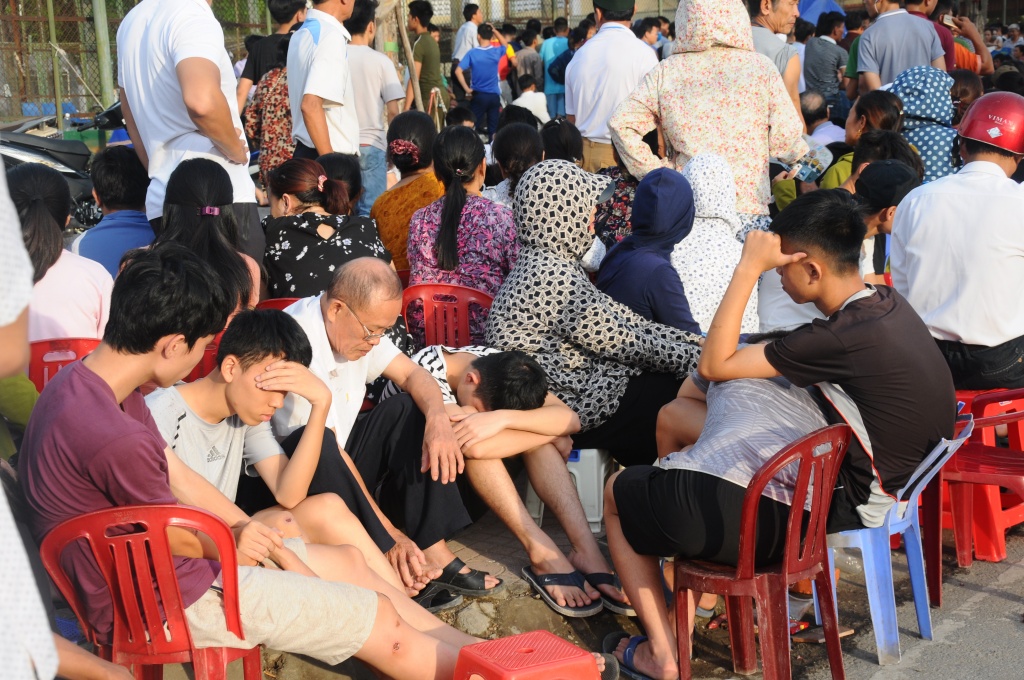 nguoi dan thuc trang dem dat gach dat ghe mua ve xem chung ket bong chuyen