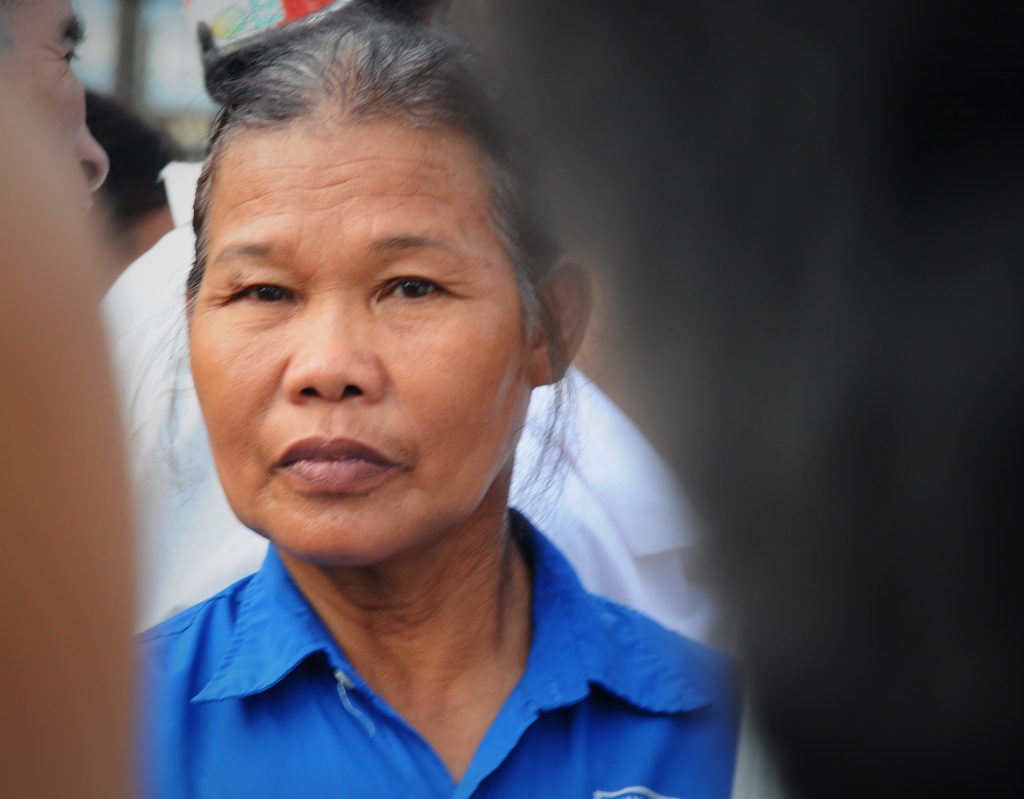 nguoi dan thuc trang dem dat gach dat ghe mua ve xem chung ket bong chuyen