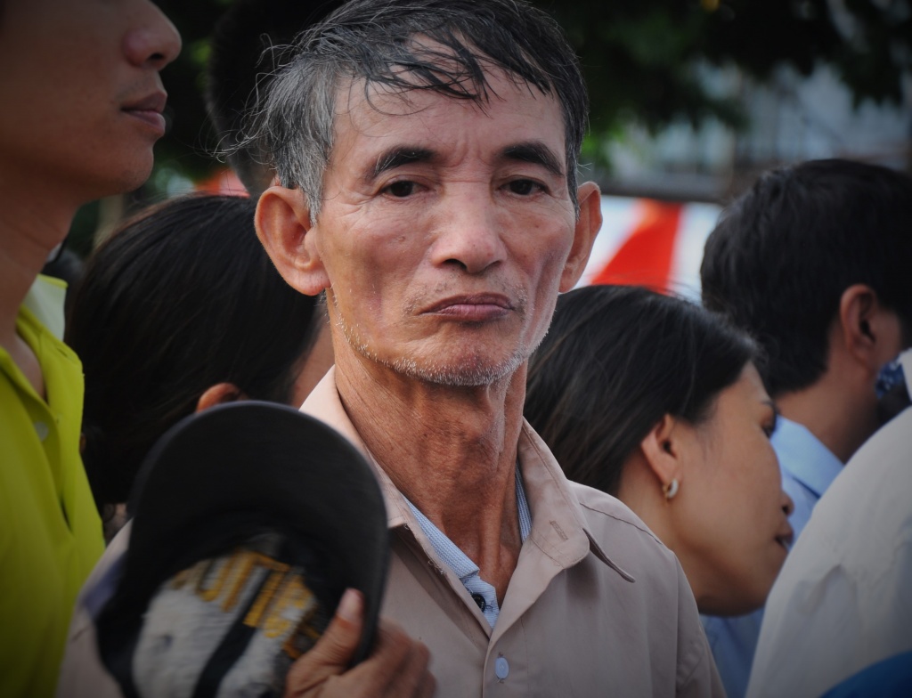 nguoi dan thuc trang dem dat gach dat ghe mua ve xem chung ket bong chuyen