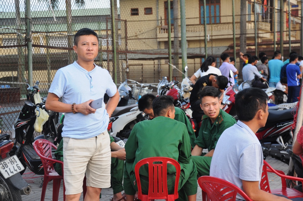 nguoi dan thuc trang dem dat gach dat ghe mua ve xem chung ket bong chuyen