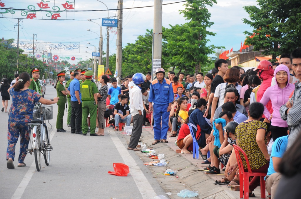 nguoi dan thuc trang dem dat gach dat ghe mua ve xem chung ket bong chuyen