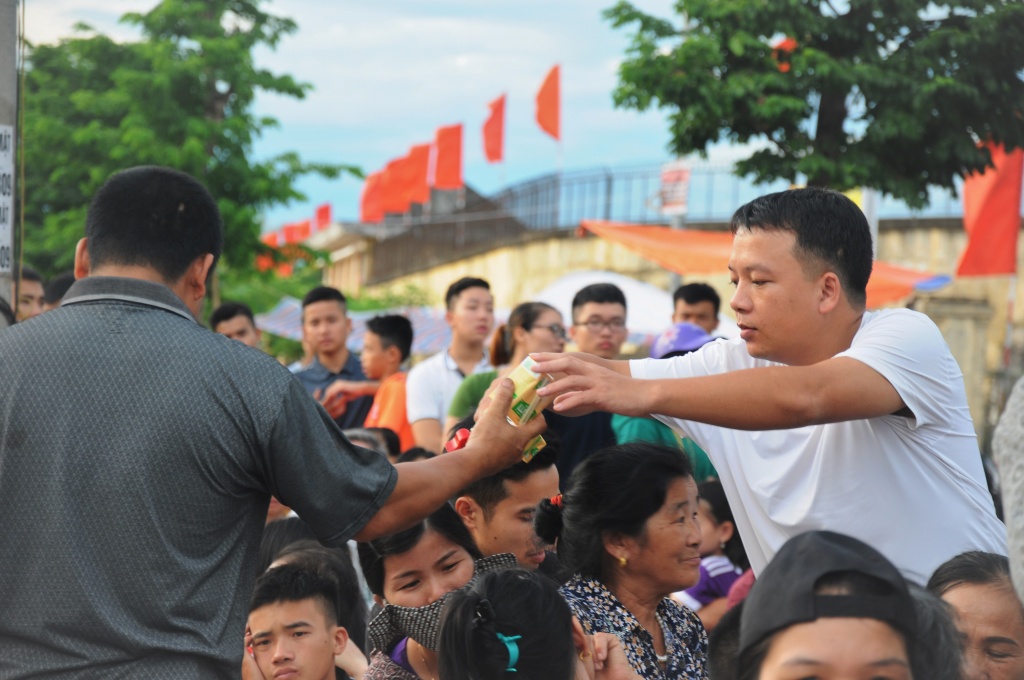nguoi dan thuc trang dem dat gach dat ghe mua ve xem chung ket bong chuyen