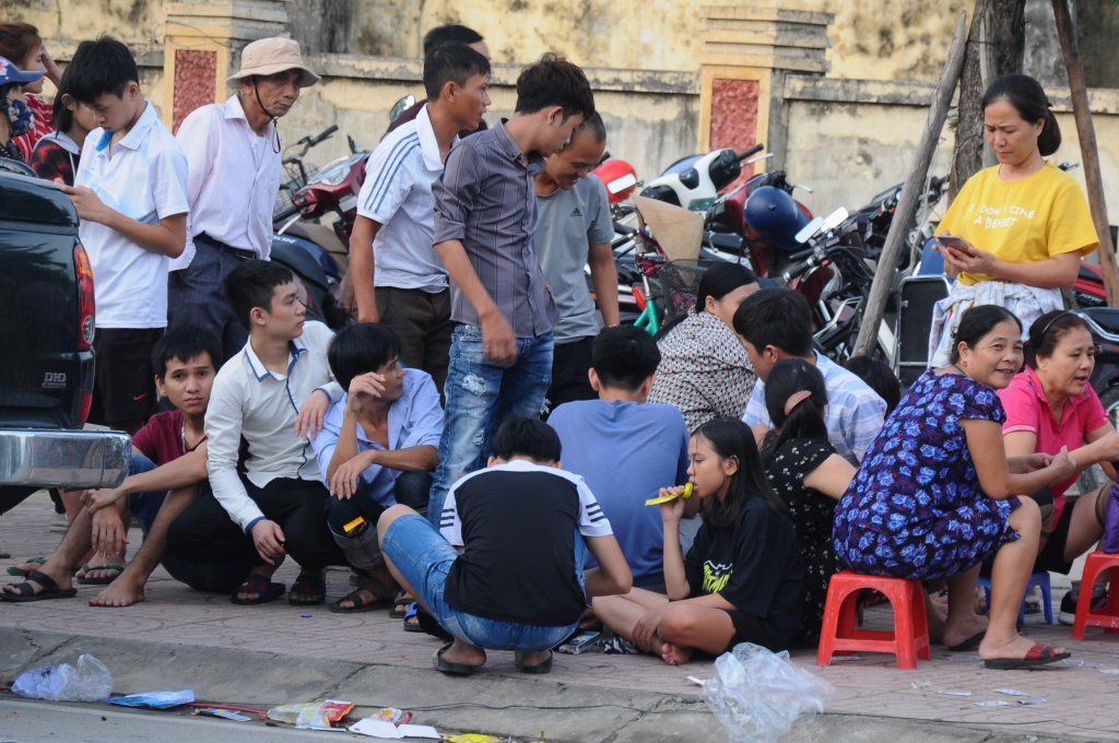 nguoi dan thuc trang dem dat gach dat ghe mua ve xem chung ket bong chuyen