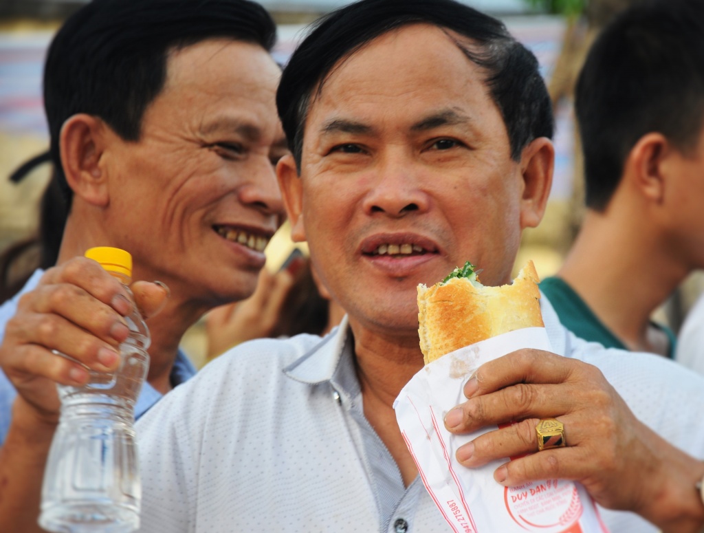 nguoi dan thuc trang dem dat gach dat ghe mua ve xem chung ket bong chuyen