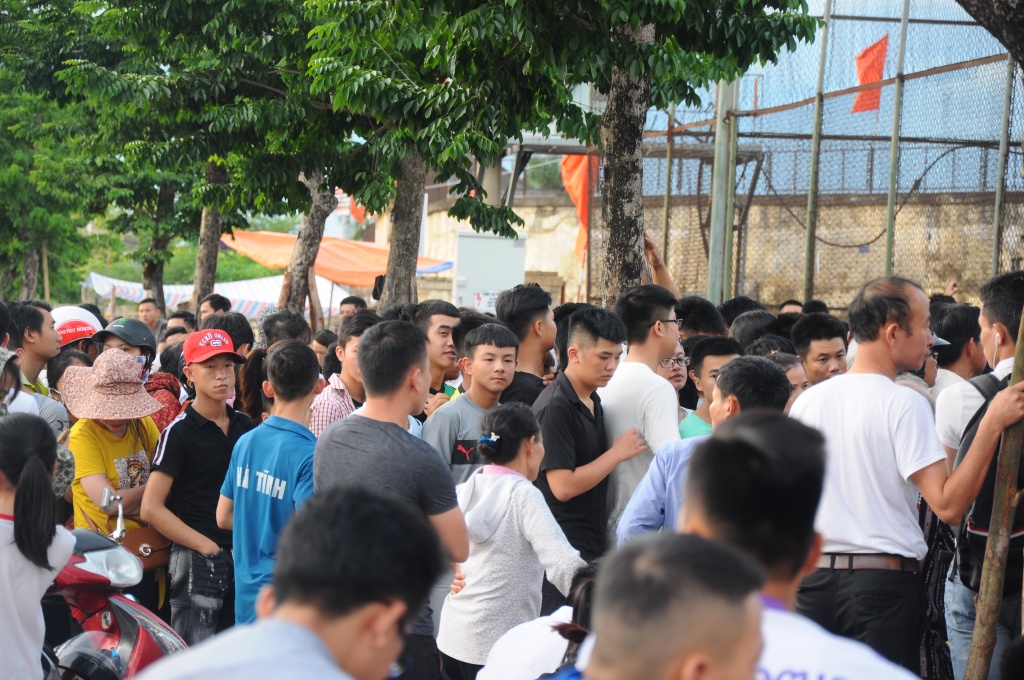 nguoi dan thuc trang dem dat gach dat ghe mua ve xem chung ket bong chuyen