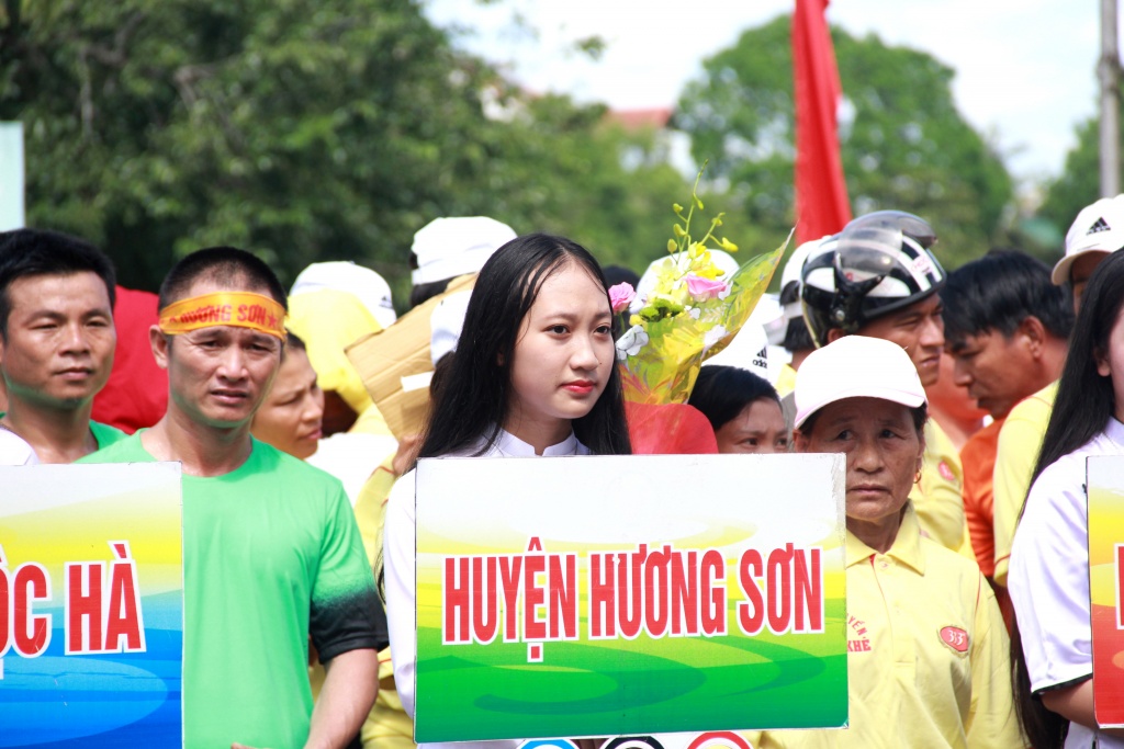 hang nghin nguoi doi nang xem dua thuyen ngay quoc khanh