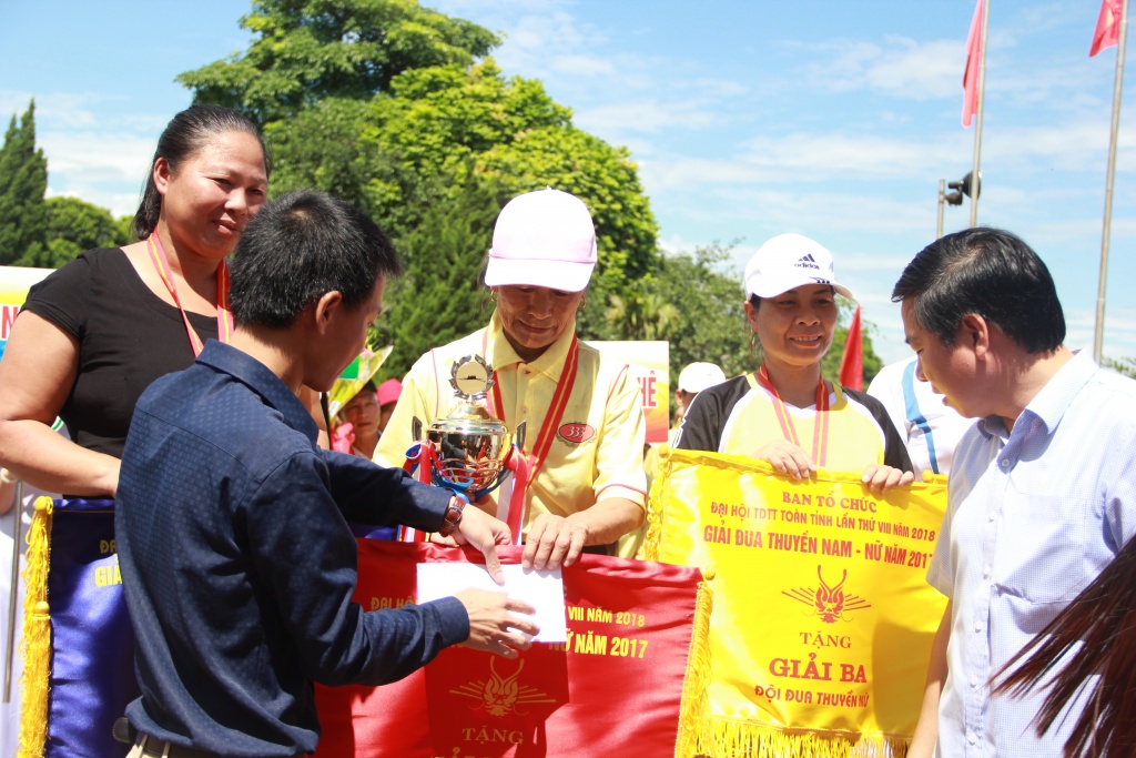 hang nghin nguoi doi nang xem dua thuyen ngay quoc khanh