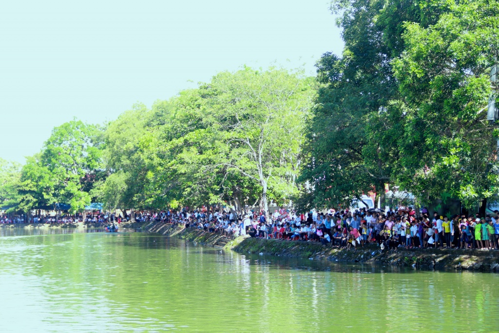 hang nghin nguoi doi nang xem dua thuyen ngay quoc khanh