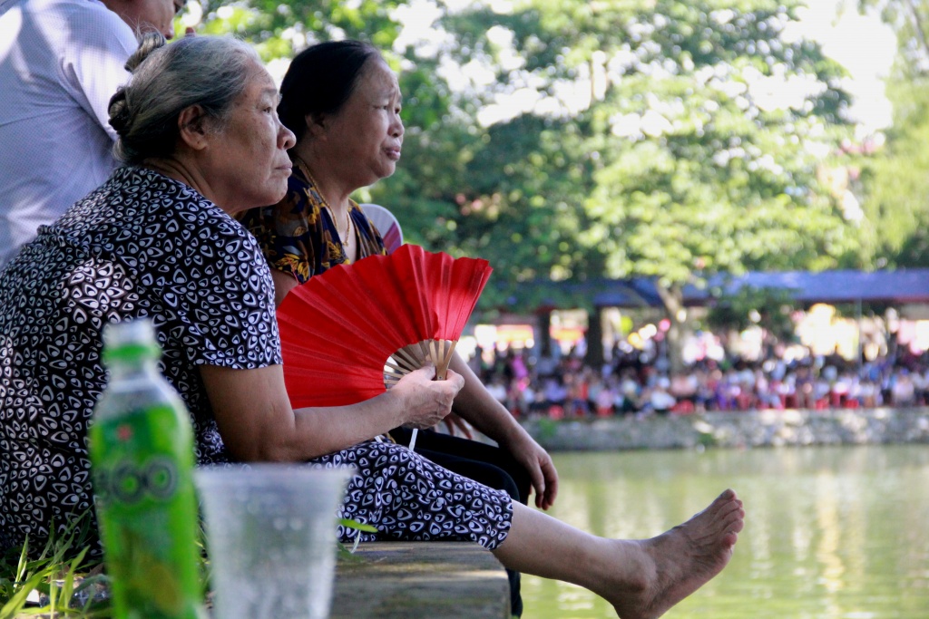 hang nghin nguoi doi nang xem dua thuyen ngay quoc khanh