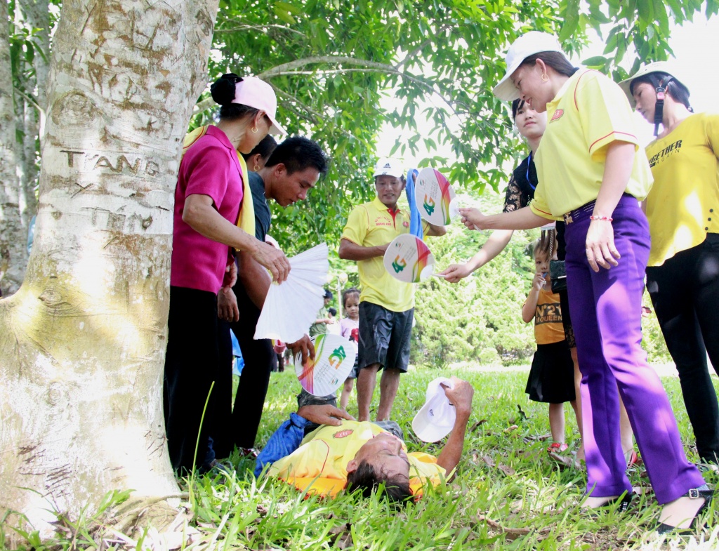 hang nghin nguoi doi nang xem dua thuyen ngay quoc khanh