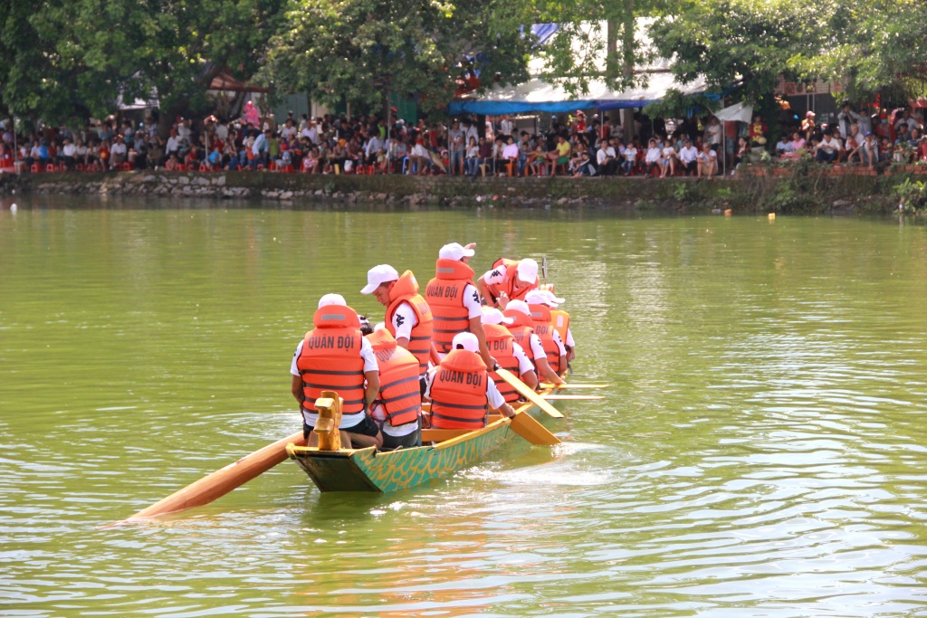 hang nghin nguoi doi nang xem dua thuyen ngay quoc khanh
