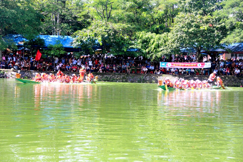 hang nghin nguoi doi nang xem dua thuyen ngay quoc khanh
