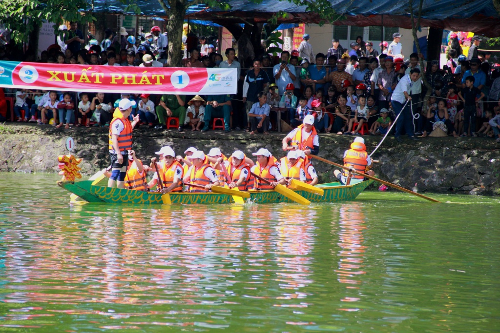 hang nghin nguoi doi nang xem dua thuyen ngay quoc khanh