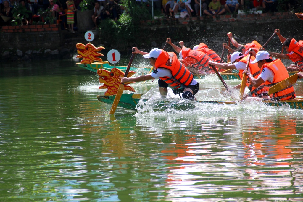 hang nghin nguoi doi nang xem dua thuyen ngay quoc khanh