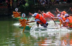 Hàng nghìn người đội nắng xem đua thuyền ngày Quốc khánh