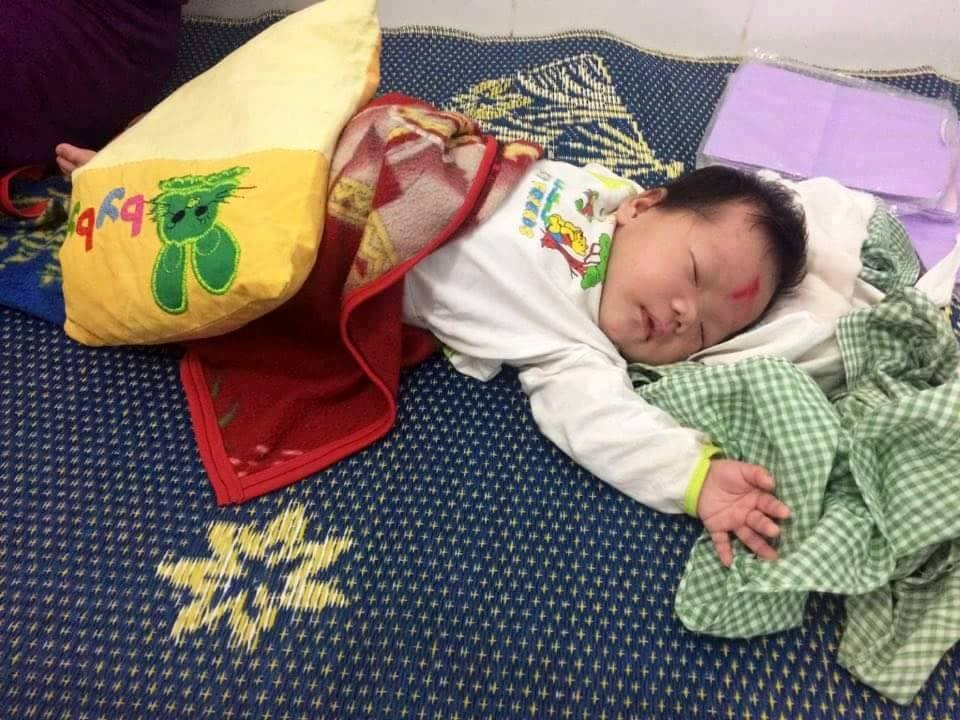 phat hien be gai 2 thang tuoi bi bo roi giua duong cung buc tam thu