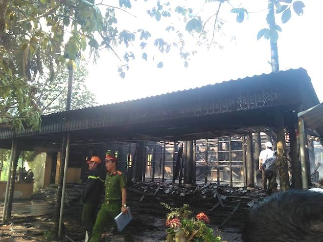 chay lon ngoi den tho tuong quan thoi nha ly bi thieu rui