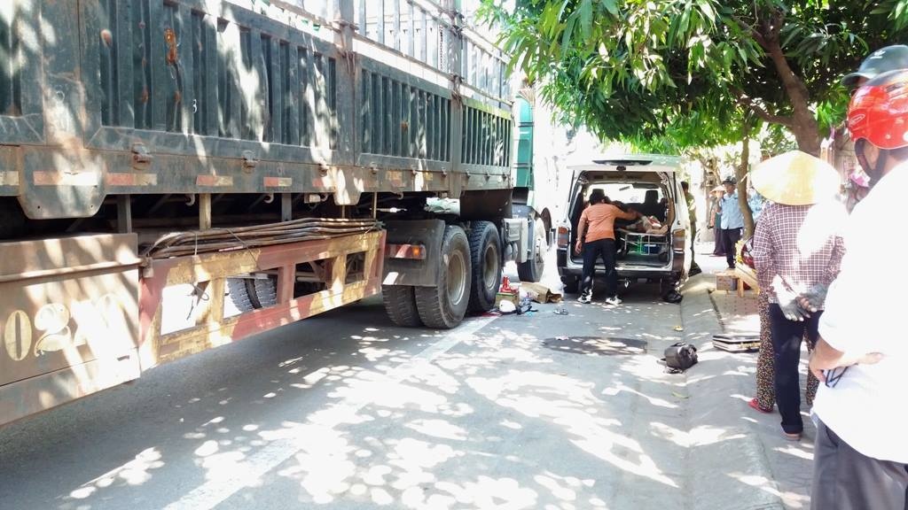 tren duong di lam thai phu bi xe container can tu vong