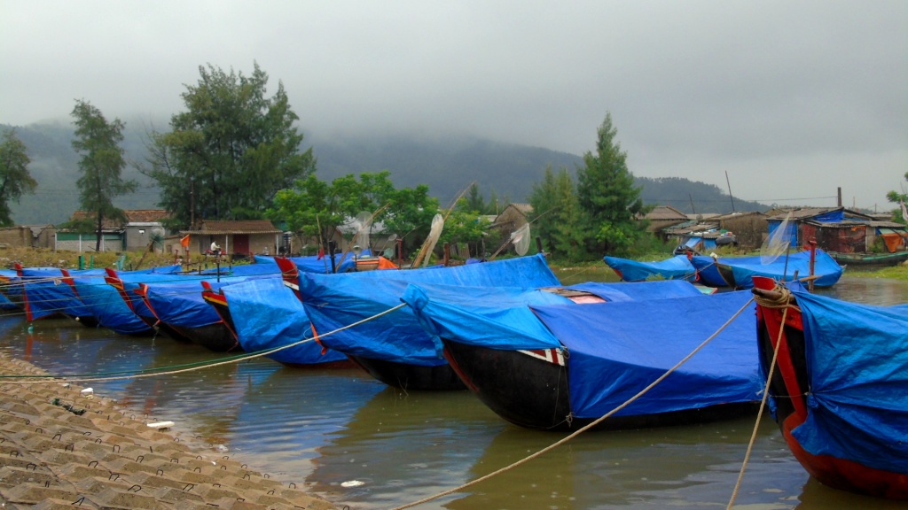 bao so 10 tang toc tien gan dat lien nguoi dan ha tinh tat bat di doi tai san chay dua voi bao