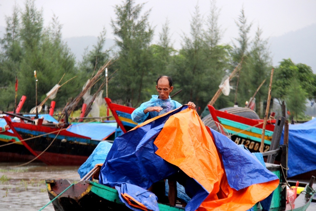 bao so 10 tang toc tien gan dat lien nguoi dan ha tinh tat bat di doi tai san chay dua voi bao