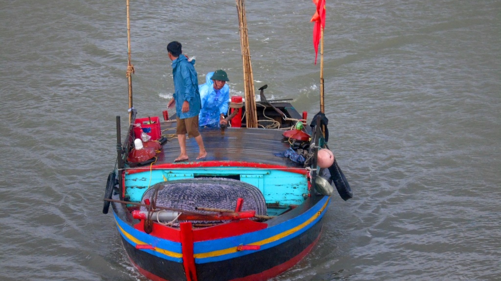 bao so 10 tang toc tien gan dat lien nguoi dan ha tinh tat bat di doi tai san chay dua voi bao