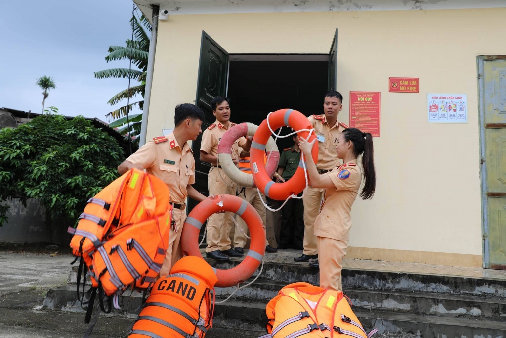 ha tinh hang chuc chien si cong an xuong dong gat lua giup dan chay bao