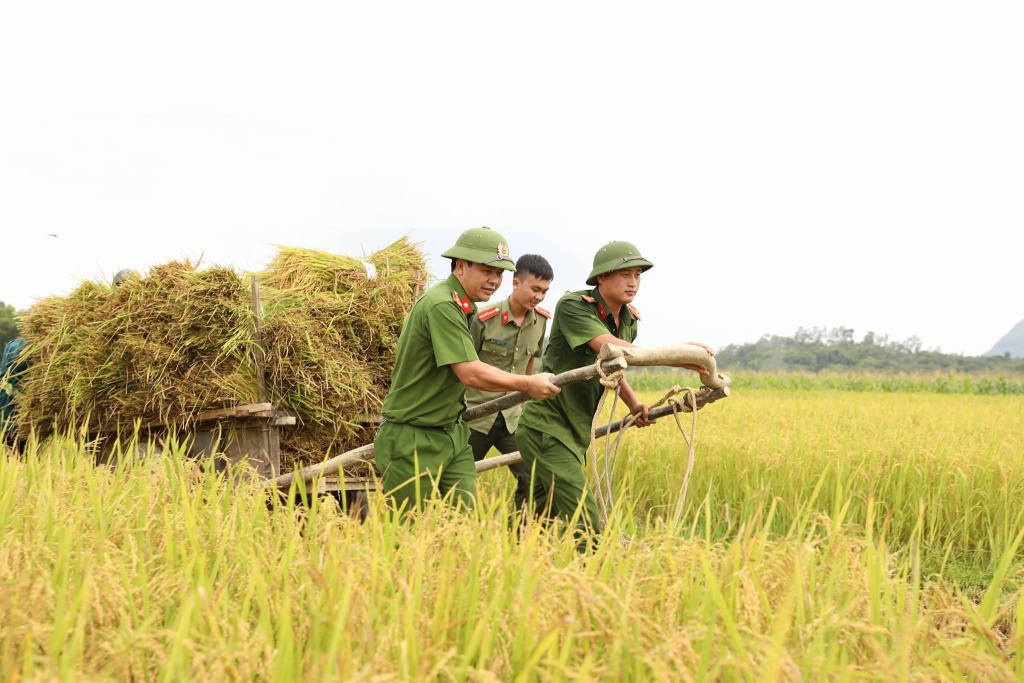ha tinh hang chuc chien si cong an xuong dong gat lua giup dan chay bao