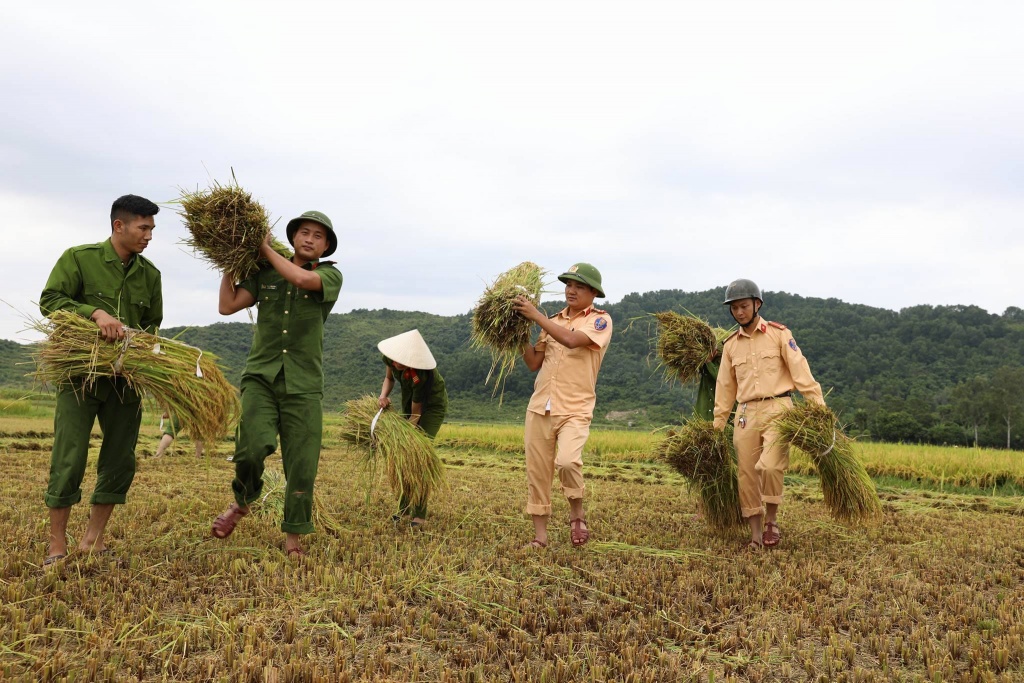 ha tinh hang chuc chien si cong an xuong dong gat lua giup dan chay bao