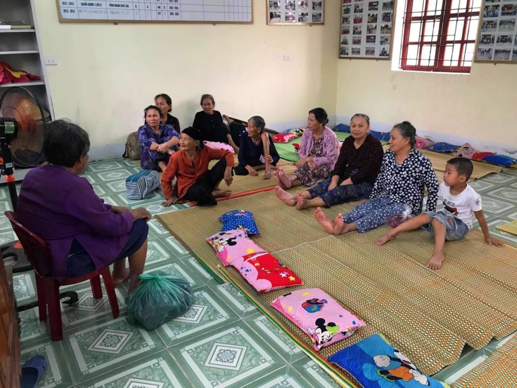 sieu bao ap sat dat lien cu gia tre nho duoc di chuyen den khu vuc an toan