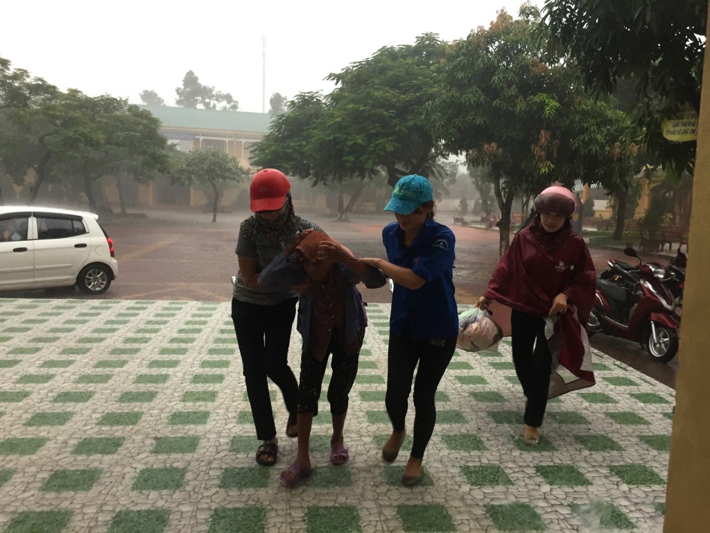 sieu bao ap sat dat lien cu gia tre nho duoc di chuyen den khu vuc an toan