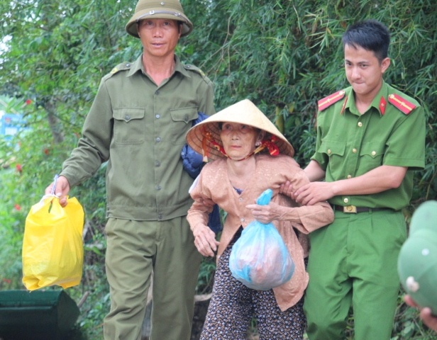 sieu bao ap sat dat lien cu gia tre nho duoc di chuyen den khu vuc an toan
