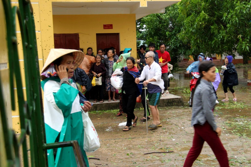 hang nghin nguoi dan bo noi tru an doi mua ve nha trong bao