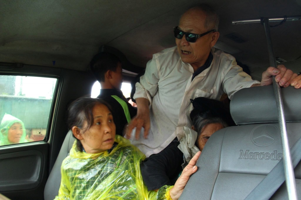 hang nghin nguoi dan bo noi tru an doi mua ve nha trong bao