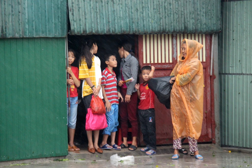 hang nghin nguoi dan bo noi tru an doi mua ve nha trong bao