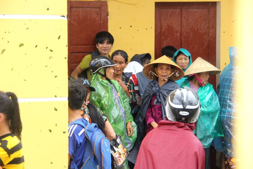 hang nghin nguoi dan bo noi tru an doi mua ve nha trong bao