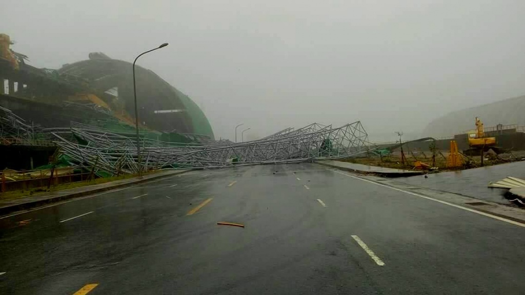 dang o trong nha tranh bao thi mai nha roi xuong