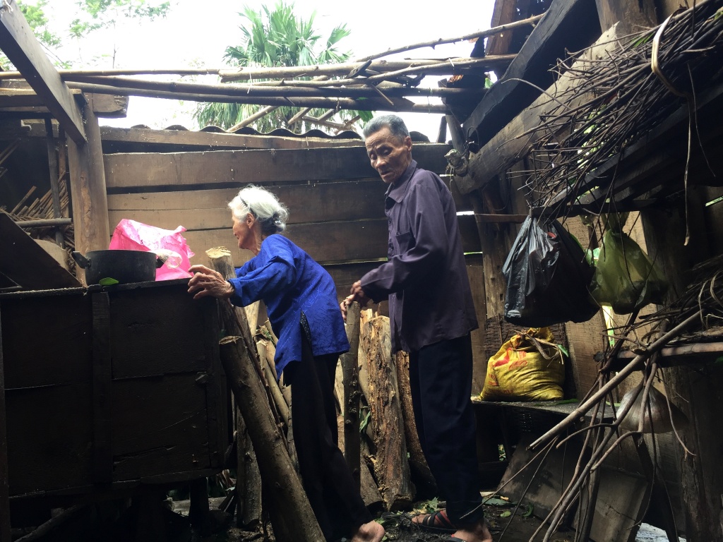 dang o trong nha tranh bao thi mai nha roi xuong