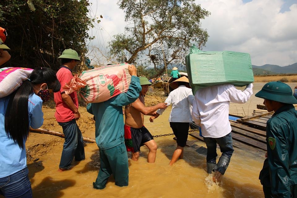 hang tram nguoi dan lieu minh vuot song nhan hang cuu tro