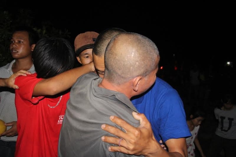 nuoc mat hanh phuc ngay tro ve que me sau bao nam xa cach