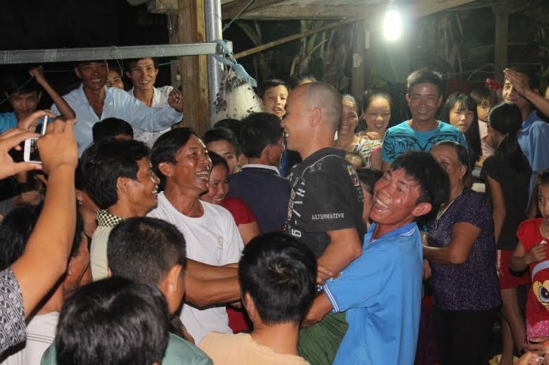 nuoc mat hanh phuc ngay tro ve que me sau bao nam xa cach