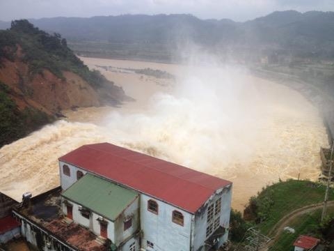 Hà Tĩnh: Mưa lớn diện rộng, thủy điện Hố Hô xả lũ cầm chừng ha tinh nha may thuy dien ho ho dang xa lu cam chung