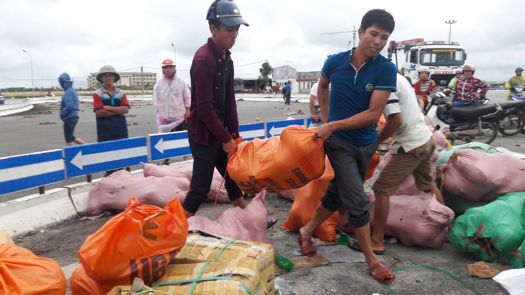 xe cho 20 tan hoa qua lat nhao tai xe di vien dan ra duong thu gom giup