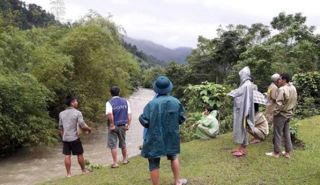 dua ga ve cho vo nguoi dan ong tan tat bi nuoc lu cuon troi