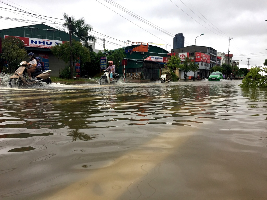 mua lon nhieu tuyen duong bi ngap nang gay chia cat