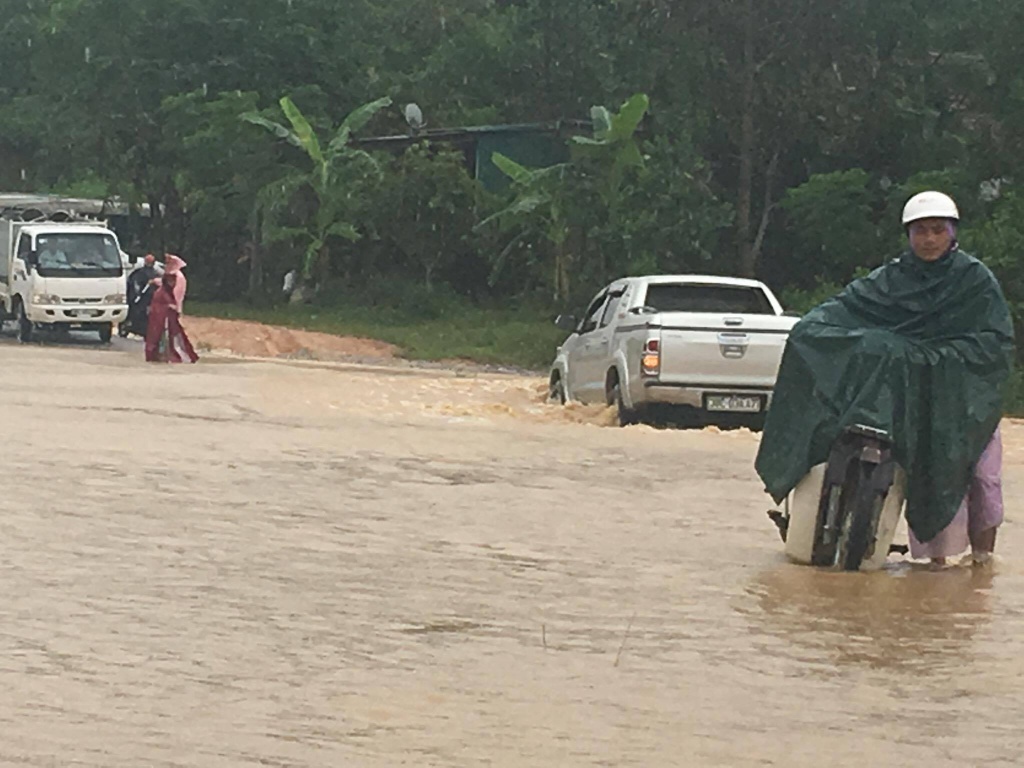 ha tinh quoc lo 8a bien thanh song nguoi dan lieu minh bang qua dong nuoc chay xiet