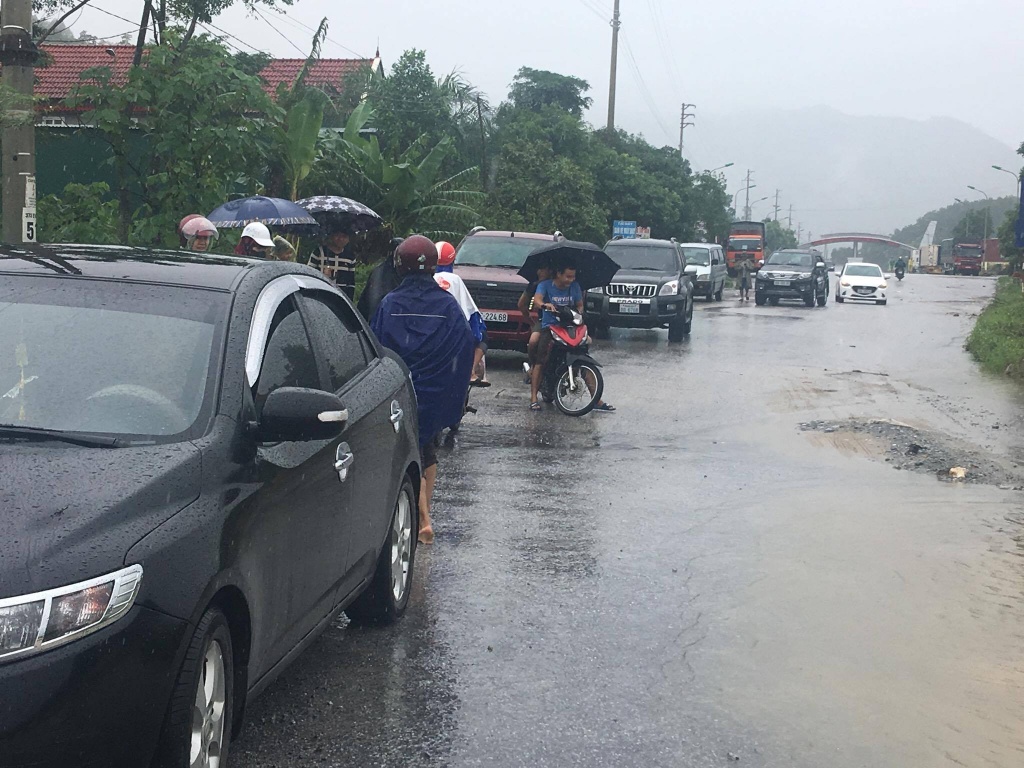 ha tinh quoc lo 8a bien thanh song nguoi dan lieu minh bang qua dong nuoc chay xiet