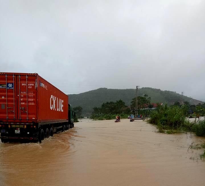 ha tinh quoc lo 8a bien thanh song nguoi dan lieu minh bang qua dong nuoc chay xiet