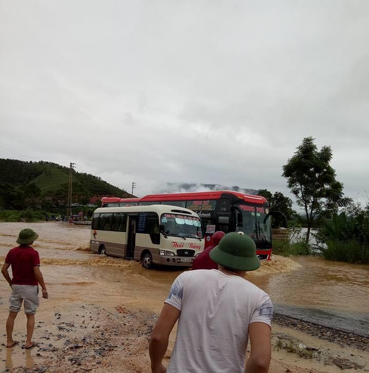 ha tinh quoc lo 8a bien thanh song nguoi dan lieu minh bang qua dong nuoc chay xiet