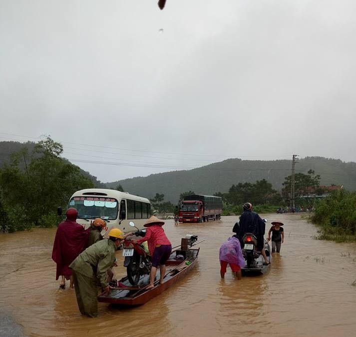 ha tinh quoc lo 8a bien thanh song nguoi dan lieu minh bang qua dong nuoc chay xiet